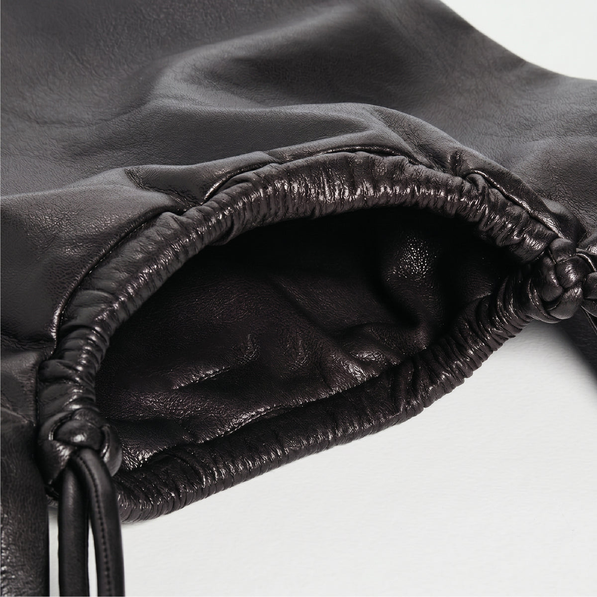 Vael - Black